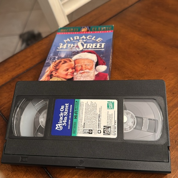 2/$5 Miracle on 34th Street VHS Movie - Picture 3 of 3
